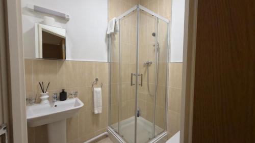 24-7 Secure City Centre Apartment with Parking for Families & Contractors photo 105