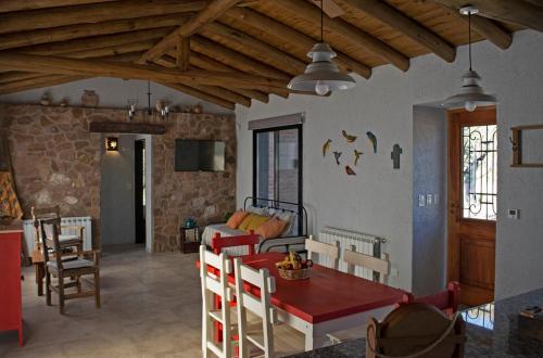 ein Wohnzimmer mit einem Tisch und einem Sofa in der Unterkunft Tintitacos in Los Hornillos