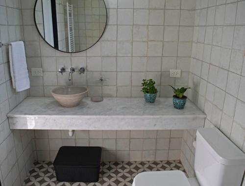 een badkamer met een wastafel en een spiegel bij Tintitacos in Los Hornillos