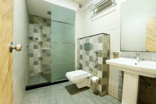 een badkamer met toilet en wastafel bij Hotel Emerald Suites & Banquet By Aura in Noida