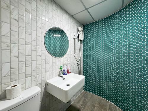 un bagno con un lavandino bianco e uno specchio di 1BR Near BTS Queen & Single Bed City Center a Bangkok