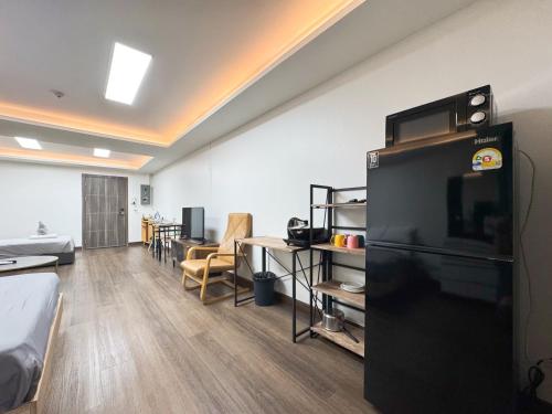 una camera con frigorifero nero e tavolo di 1BR Near BTS Queen & Single Bed City Center a Bangkok
