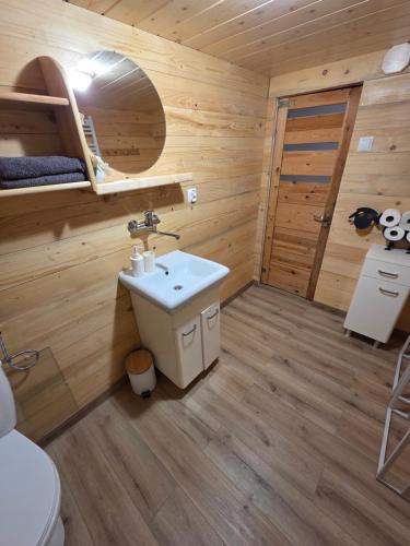 Et badeværelse på Domek drewniany Szafran