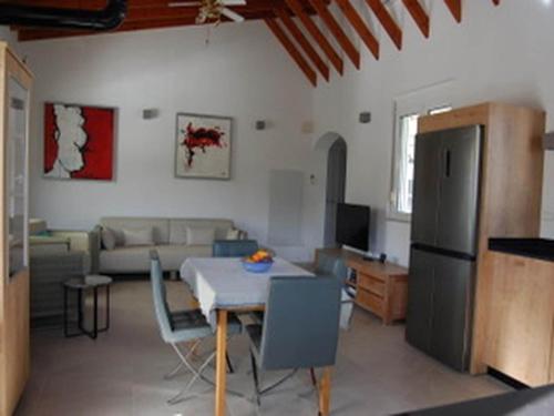 Et tv og/eller underholdning på Villa in Sisi near Beach & Olive Groves