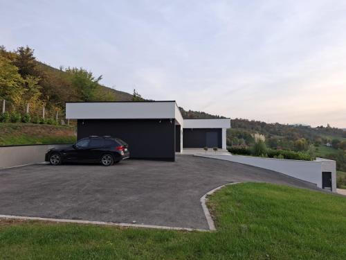 Das Gebäude in dem sich die Villa befindet