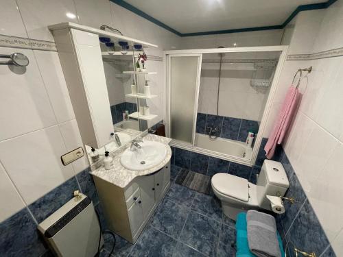 ein Badezimmer mit Toilette und Waschbecken in der Unterkunft Bierzo Explore in Ponferrada