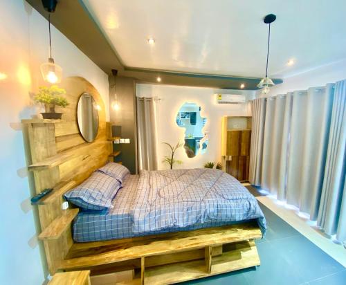 een slaapkamer met een bed in een kamer met ramen bij Tu7 Apartments in Accra
