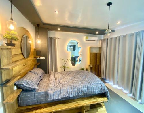 een slaapkamer met een bed en een raam bij Tu7 Apartments in Accra