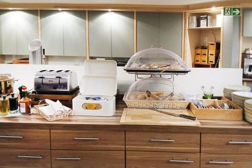 Kuchyň nebo kuchyňský kout v ubytování Garner Hotel Stuttgart City Centre by IHG