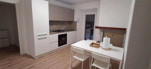 een keuken met een tafel met stoelen en een kaars erop bij Casa vacanza del Cavallo in Senigallia