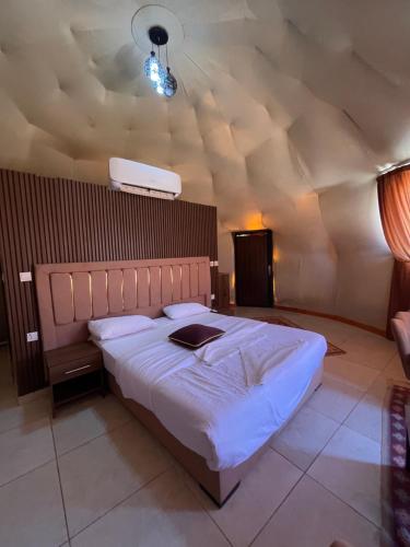 Postel nebo postele na pokoji v ubytování Nova Wadi Rum