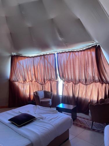 Letto o letti in una camera di Desert Nights Camp