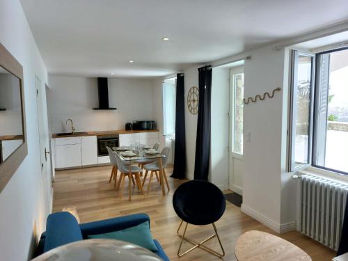 Kuchyň nebo kuchyňský kout v ubytování Le Bompard 50 m2 Villa Art Déco Plein centre avec jardin