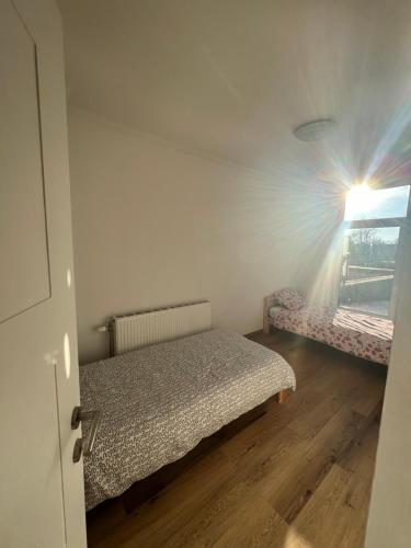 En eller flere senge i et værelse på Cosy flat close to Ghent station