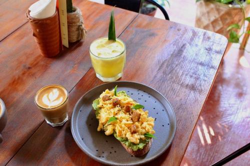 un piatto di cibo sopra un tavolo di legno di Olivo hostel a Puerto Escondido