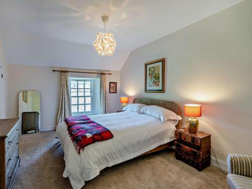 Postel nebo postele na pokoji v ubytování 3 Bed in Kirriemuir 96115