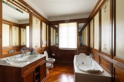 a bathroom with two sinks and a tub and two toilets at Villa Sant 'Angelus in Canonica