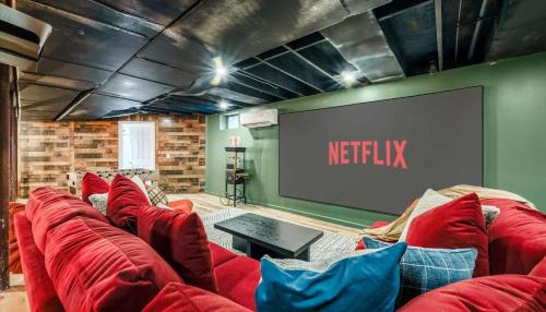 Et opholdsområde på Epic Poconos Pad - Pool - Hot Tub - Gym - Golf Sim