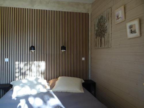 a bedroom with a bed and a window at La Pitchounette Mas Val-Chênaie Gordes in Gordes