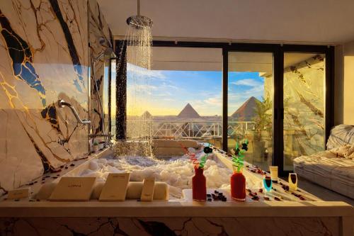 Zoom Pyramids View inn