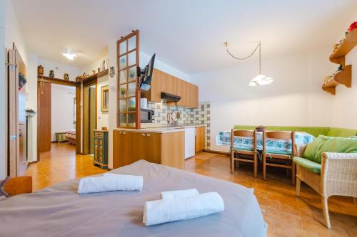 - une cuisine et un salon avec un lit dans une chambre dans l'établissement Sasso Bianco Home - Mountain View & Private Parking, à Sottoguda