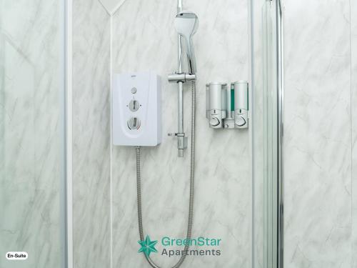 een douche met een douchekop in een badkamer bij GreenStar Apartments - Short Walk Away Into Dundee City Centre - Next To Abertay University - Perfect For Your Short or Long Stays - Weekly & Monthly Offers For Your Longer Stays - CLICK FOR OPTIONS - 6 PROPERTIES AVAILABLE FROM 1 TO 3 BEDROOMS in Dundee