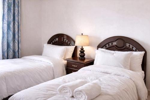 Giường trong phòng chung tại Azra Homes Famille uniquement