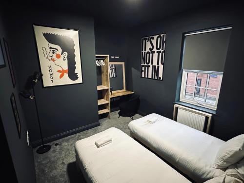 een kleine kamer met twee bedden en een raam bij Chalet 86 in South Shields