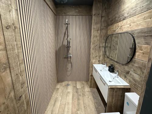 een badkamer met een witte wastafel en een spiegel bij Chalet 86 in South Shields