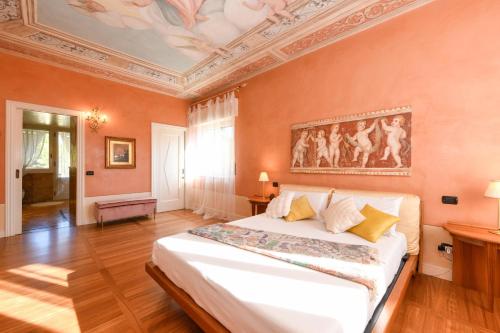 een slaapkamer met een bed met een schilderij aan het plafond bij Villa Bugatti DesenzanoLoft Official Partner Homes & Villas by Marriott Bonvoy in Desenzano del Garda