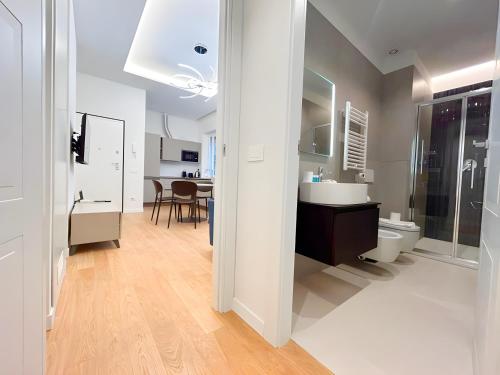 Et badeværelse på Elegantis Aventino Suite Apartment - Colosseo, Metro and Circo Massimo Nearby