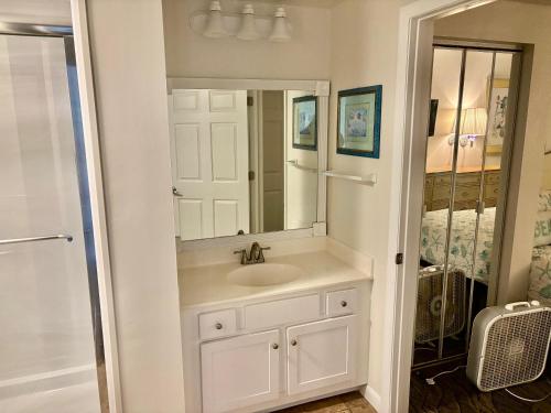 ein Badezimmer mit Waschbecken und Spiegel in der Unterkunft Ocean Walk Resort - Breathtaking Ocean Front View in Daytona Beach