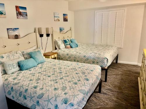ein Schlafzimmer mit zwei Betten und einem Fenster in der Unterkunft Ocean Walk Resort - Breathtaking Ocean Front View in Daytona Beach