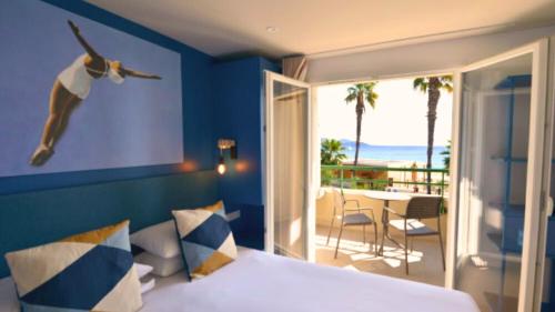 een hotelkamer met een bed met een duik bij Résidence Kaliopé in Le Lavandou