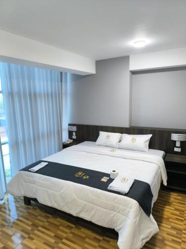 een slaapkamer met een groot bed in een kamer bij Hotel Belle Maison in Chiclayo