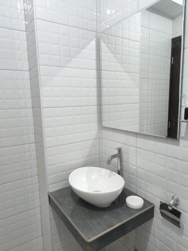 un bagno con un lavandino e uno specchio di Hotel Belle Maison a Chiclayo