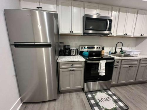 Kuchyň nebo kuchyňský kout v ubytování Modern Cozy 1BR Escape in Petworth DC Near Metro