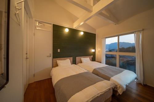 En eller flere senge i et værelse på Villa wRw