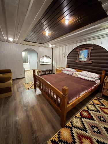 een slaapkamer met een groot bed in een kamer bij У Віти номер 5 in Synevyrsʼka Polyana