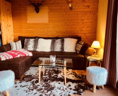 un salon avec un canapé et une table dans l'établissement Orelle - Val Thorens, le Hameau des eaux - SPA & piscine, à Orelle