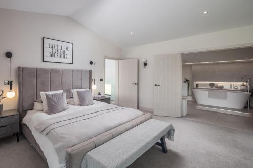 Giường trong phòng chung tại 7 Bed in Marwood oc-w32673