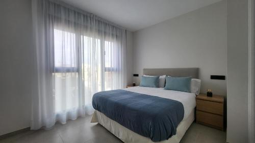 una camera da letto con un letto e una grande finestra di Boulevard Getaway I a Guanarteme