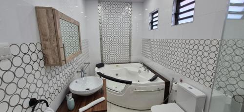 Phòng tắm tại SmitAnu Villa - Where Luxury Meets Convenience!