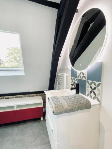pokój z lustrem i łóżkiem w nim w obiekcie Studio de charme - Centre de Béthune w mieście Béthune