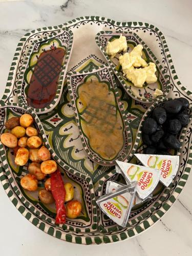 un piatto con diversi tipi di alimenti su un tavolo di Grotte Salwa a Aït Ben Haddou