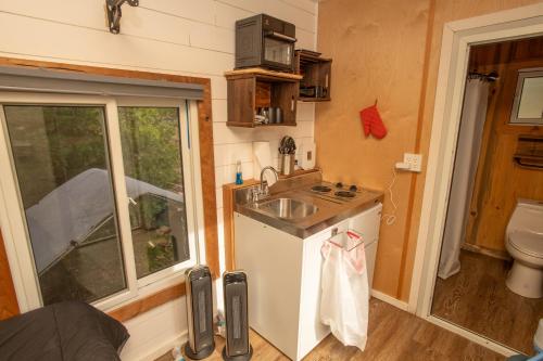 Køkken eller tekøkken på Tiny one house at Yosemite Gateway
