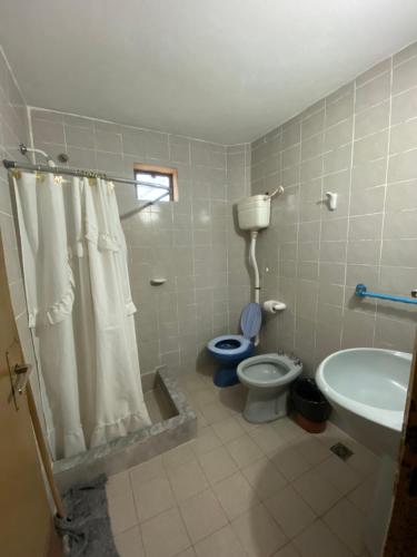 een badkamer met toilet en wastafel bij Casa en complejo in San Roque