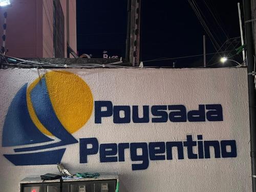 een bord voor een Perrier-restaurant met een gerimpeld gezicht bij Pousada Pergentino in Maceió