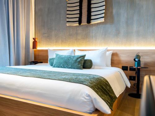 En eller flere senge i et værelse på Hunters Hotel by Jalo