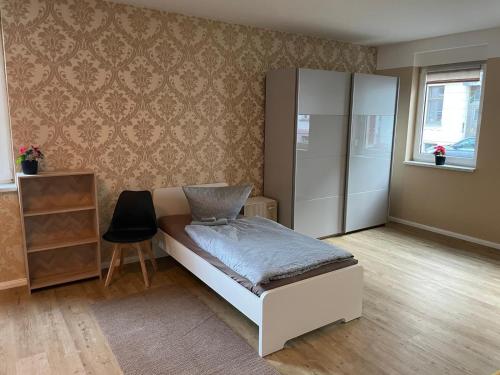 una piccola camera con letto e armadio di Cottbus Virchowstraße Zentrum a Cottbus